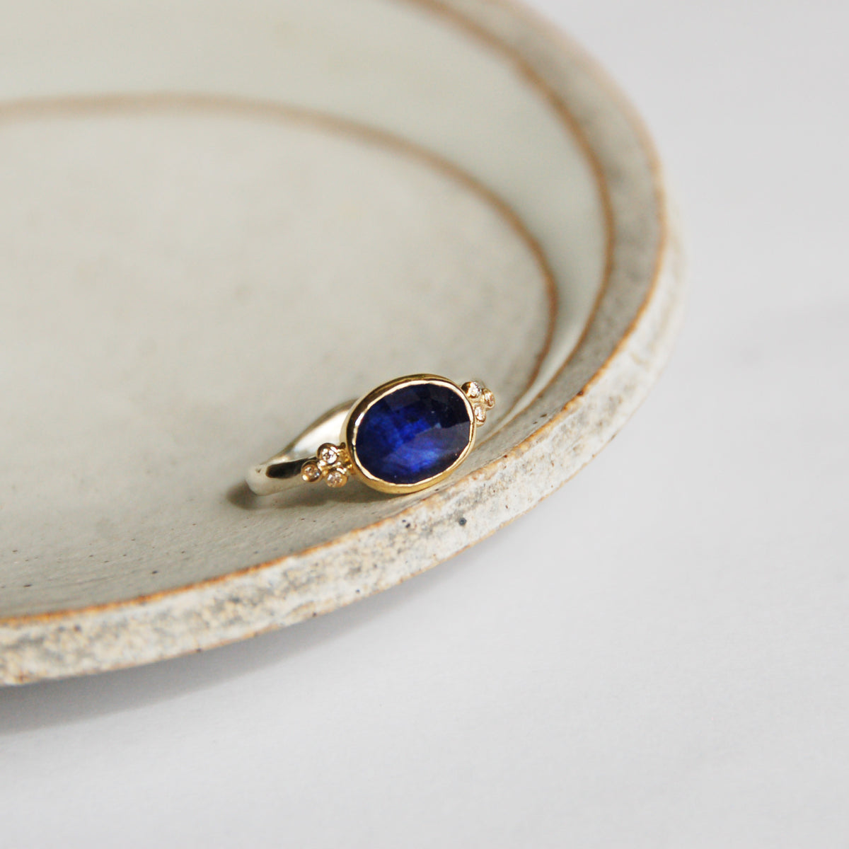 Belén Royal Blue Sapphire Ring with Diamonds