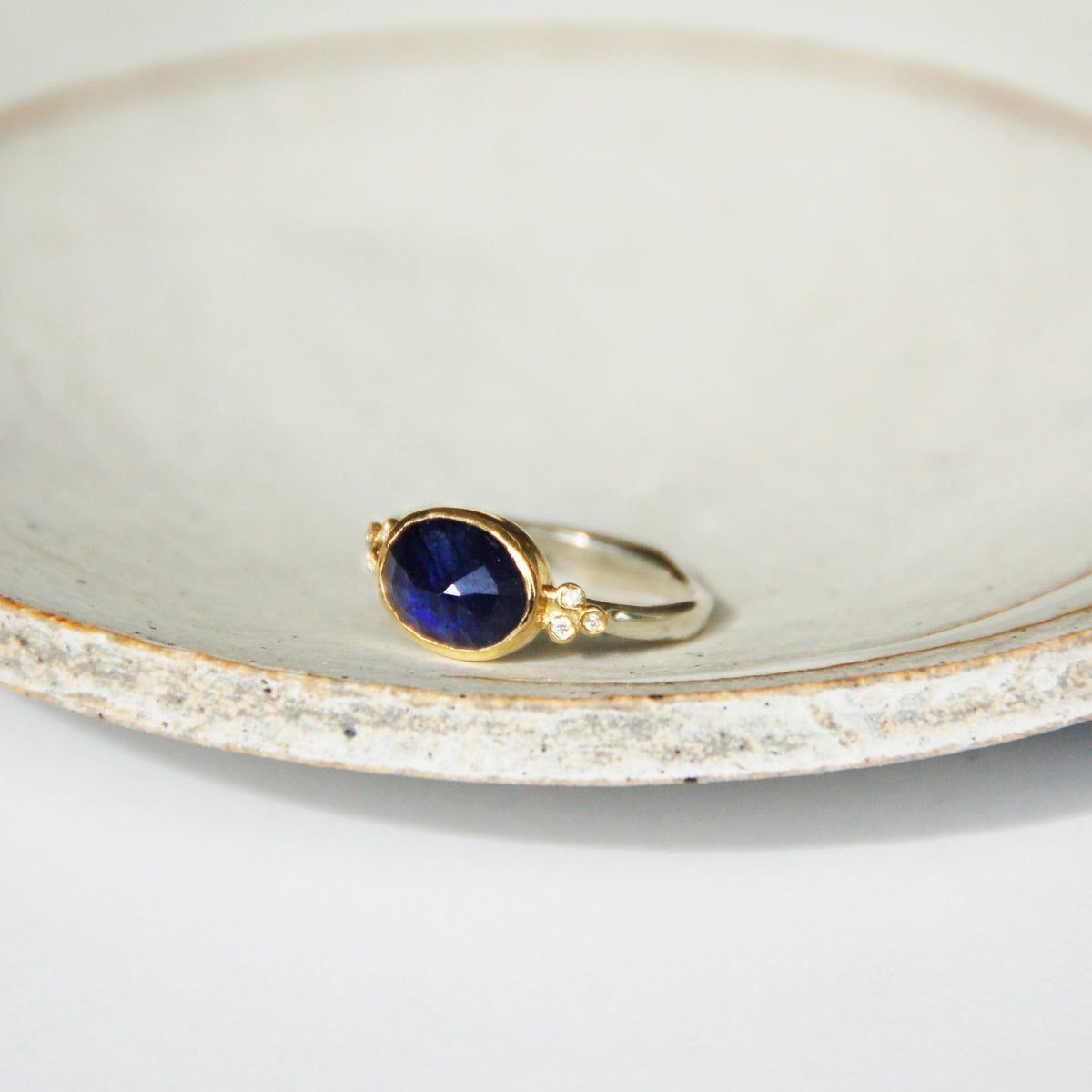 Belén Royal Blue Sapphire Ring with Diamonds